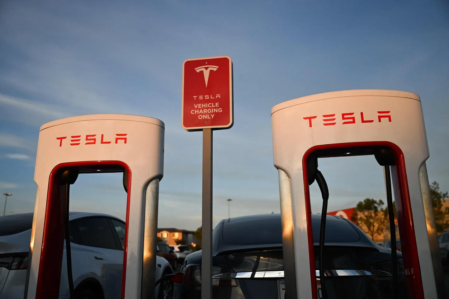 Tesla tükeldas aktsiad
