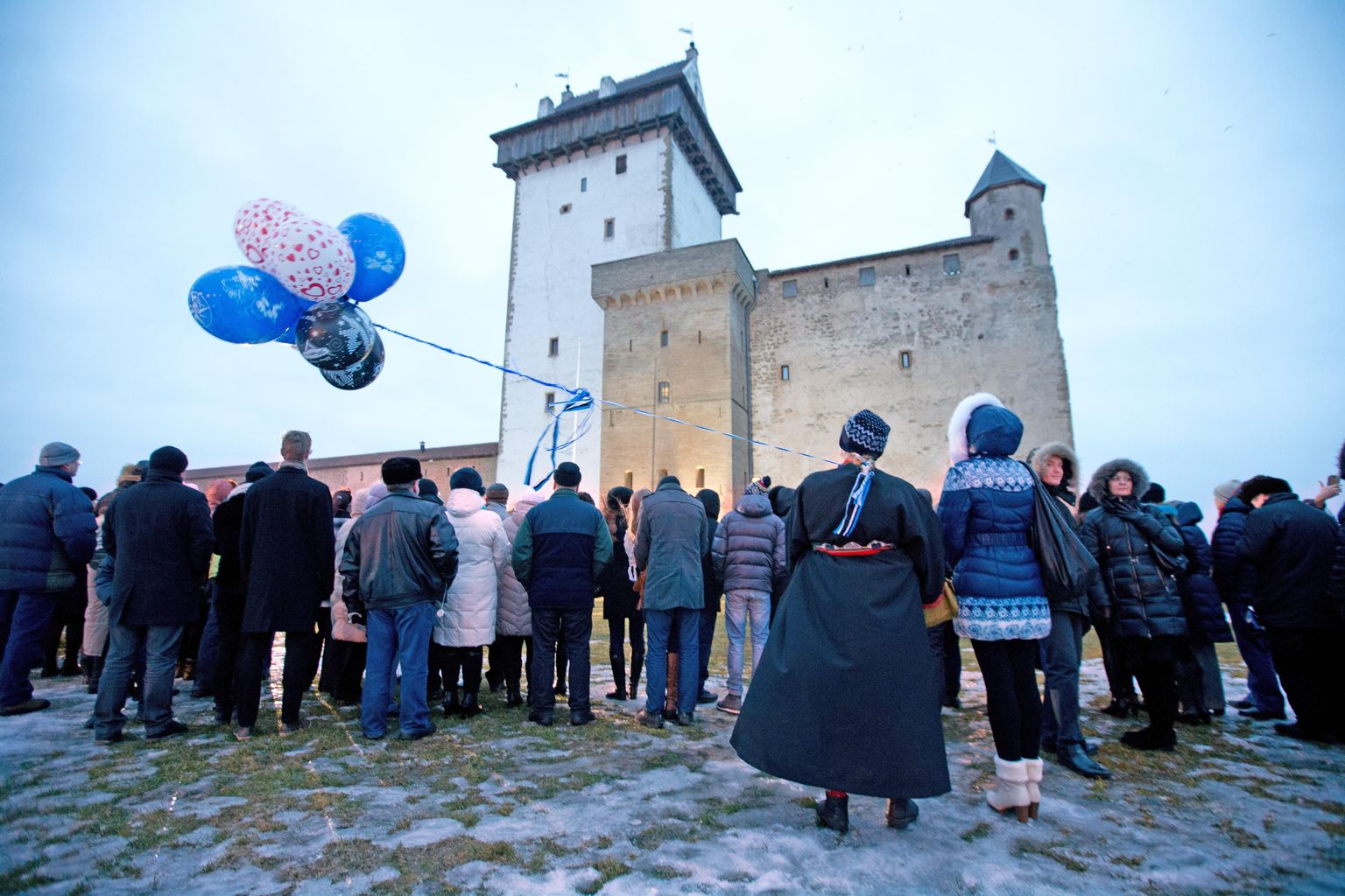 Päikesetõusul heisati Narvas asuva Hermanni linnuse torni sinimustvalge riigilipp. Pidulik tseremoonia algas kell 7.20 Eesti hümni kõlades.