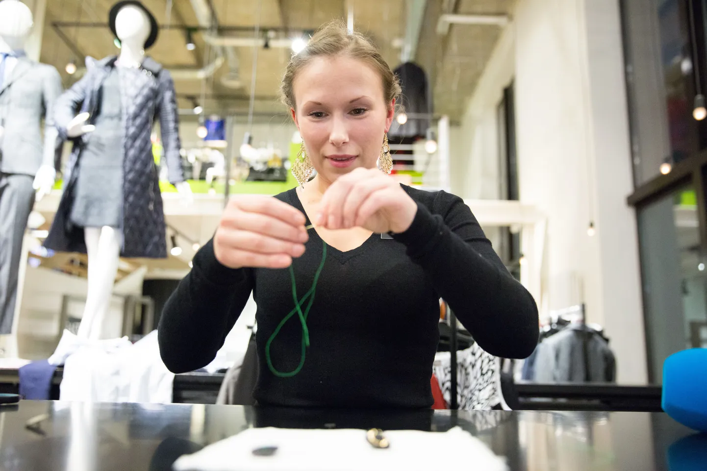 Baltika klienditeenindaja/rätsep Liisa Reimo jagab soovitusi nööbi õmblemiseks.