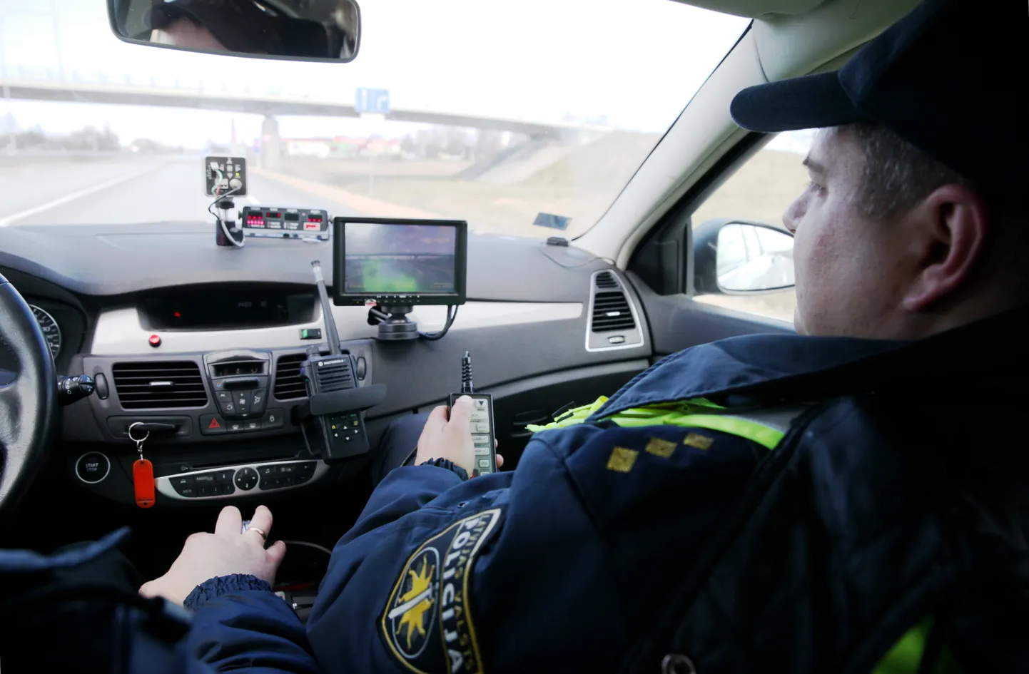 Ceļu policijas ekipāža patruļas laikā