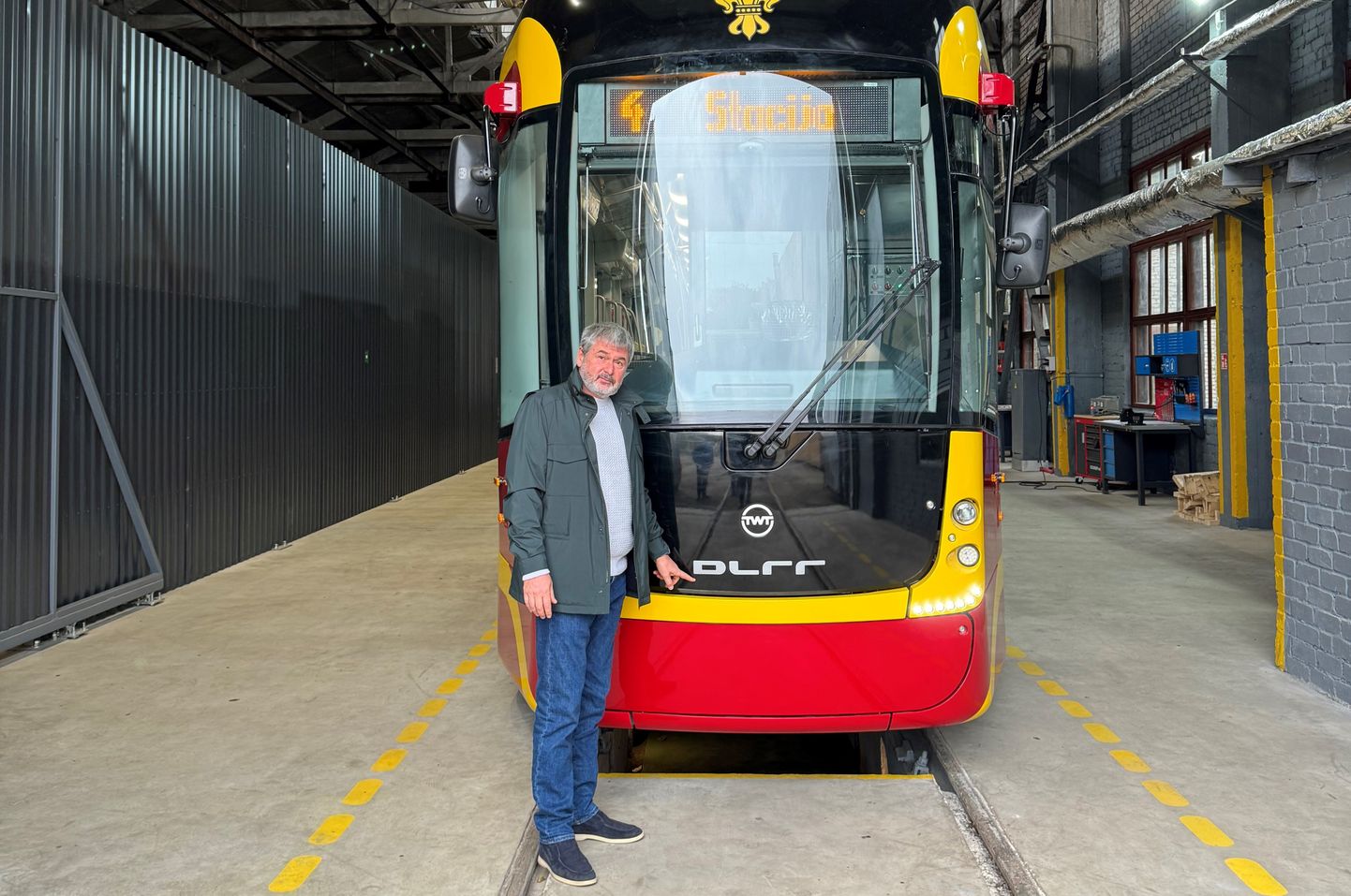 Ettevõtja Oleg Ossinovski seisab Daugavpilsi veduridepoos valminud trammi ees.