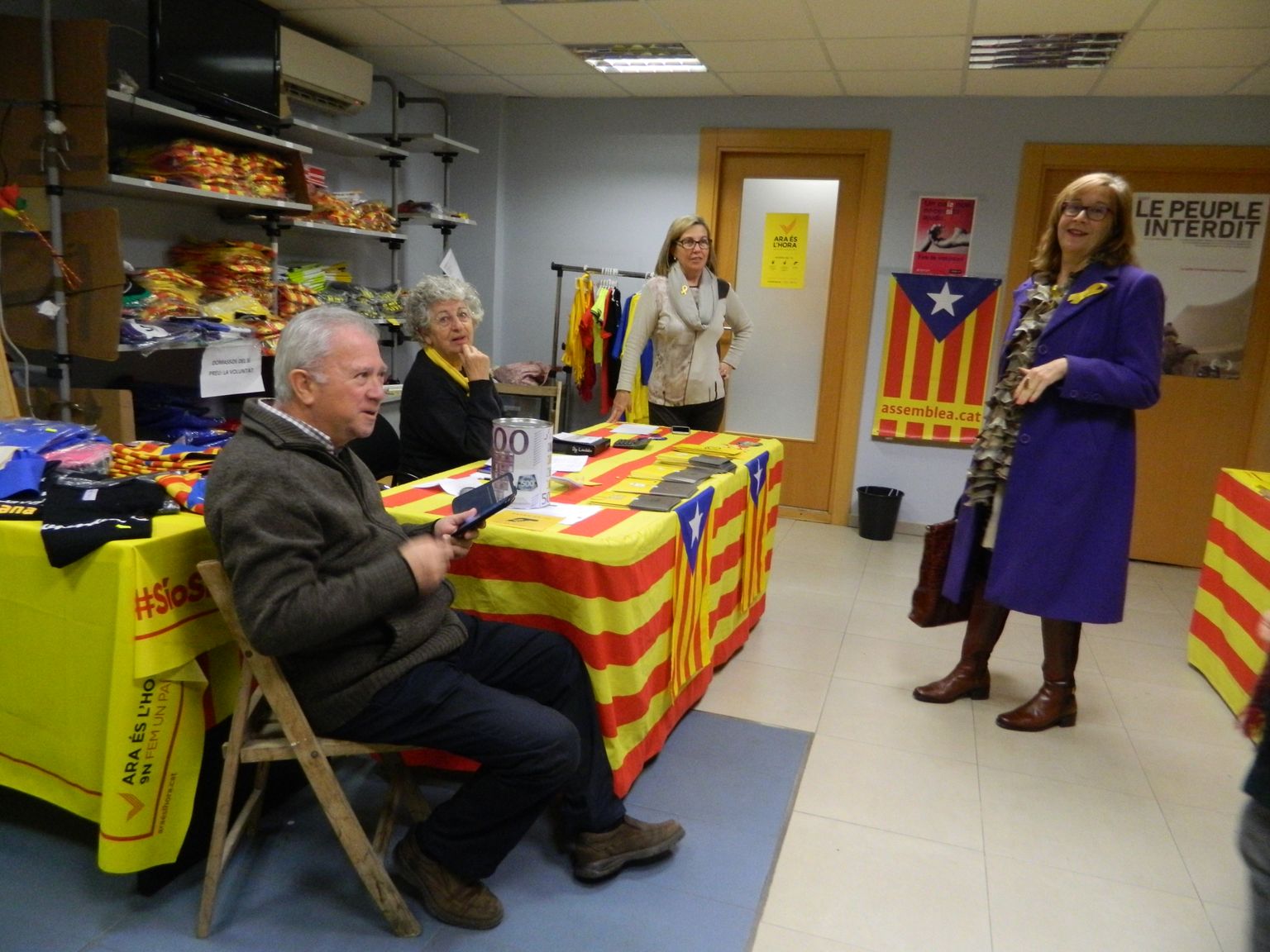Kella 18 ajal õhtul keeb elu Katalaani Rahvusassamblee Tarragona kontoris. Miquel Suriñach on pildil vasak- ja Filomena Perpinyà parempoolseim.