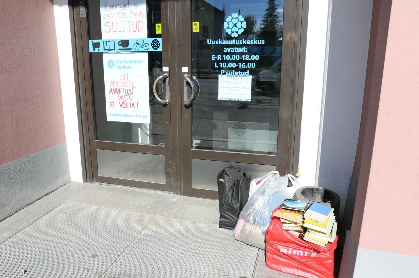 Täna päeval oli uuskasutuskeskuse ukse taha toodud raamatuid ja riideid.