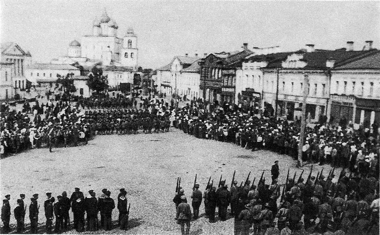 Парад эстонских войск в Пскове 28 мая 1919 года, когда они на несколько месяцев захватили город во время Освободительной войны.