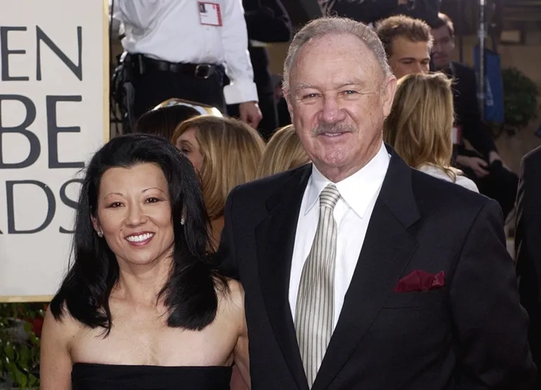 Gene Hackman ja Betsy Arakawa 2003. aastal. Järgmisel aastal otsustas Gene Hackman näitlemisega lõpparve teha ning paar kolis elama Santa Fesse, kuhu nad jäid kuni surmani.