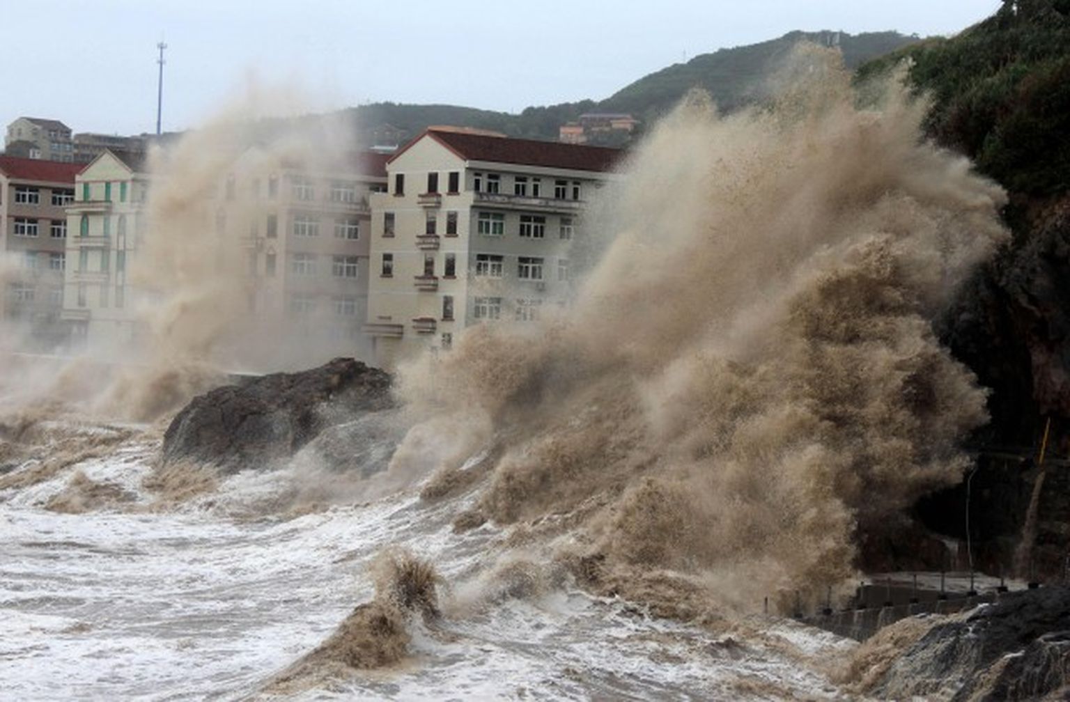 Ķīnā plosās taifūns «Marija»