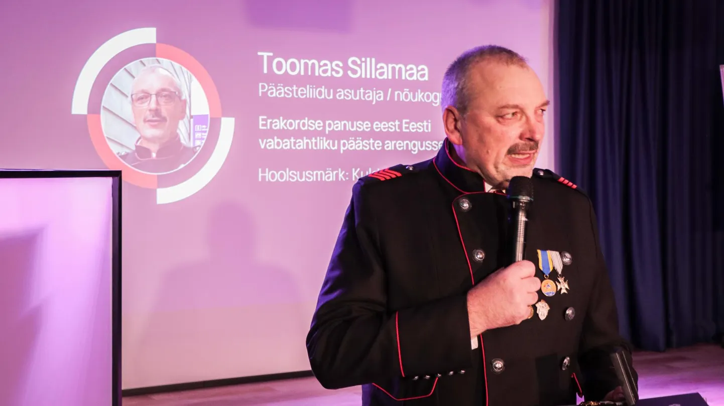 Vajangu vabatahtlike juhti Toomas Sillamaad tunnustati kuldristiga.