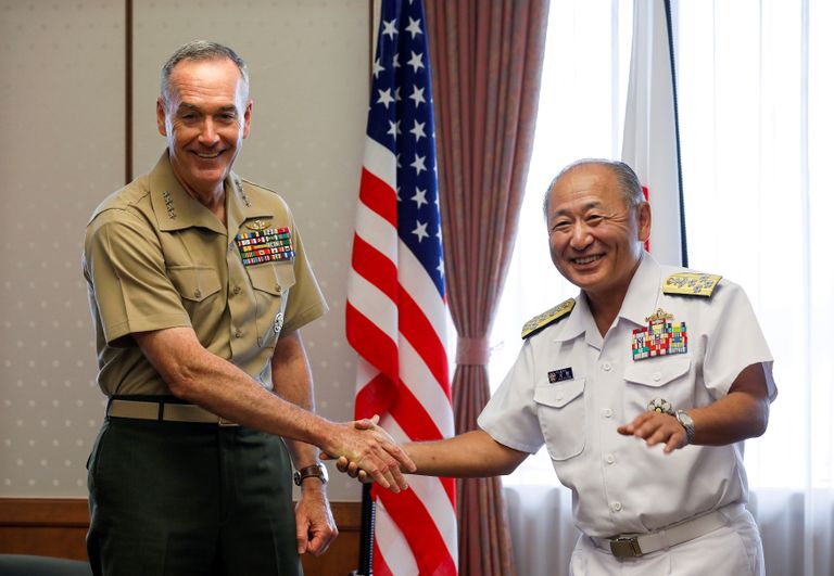 Jaapani admiral Katsutoshi Kawano (paremal) kätlemas USA kindralit Joseph Dunfordi