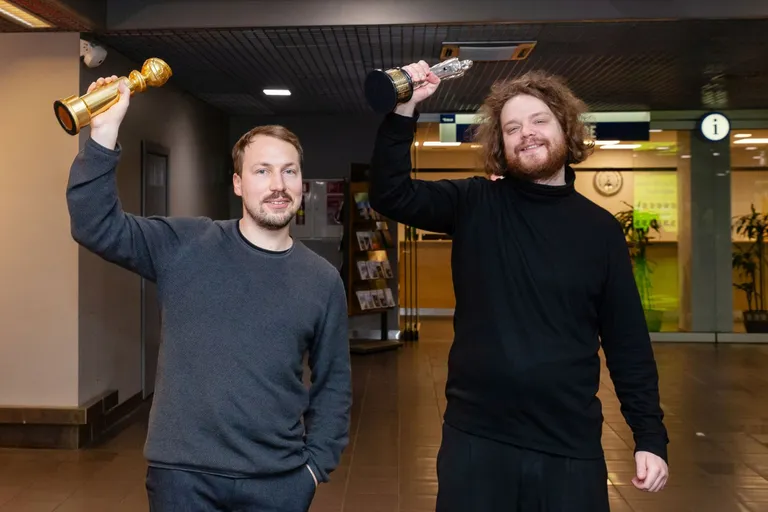 Režisors Gints Zilbalodis un producents Matīss Kaža ar animācijas filmas "Straume" godalgām – "Zelta globusu" un Eiropas Kinoakadēmijas balvu.