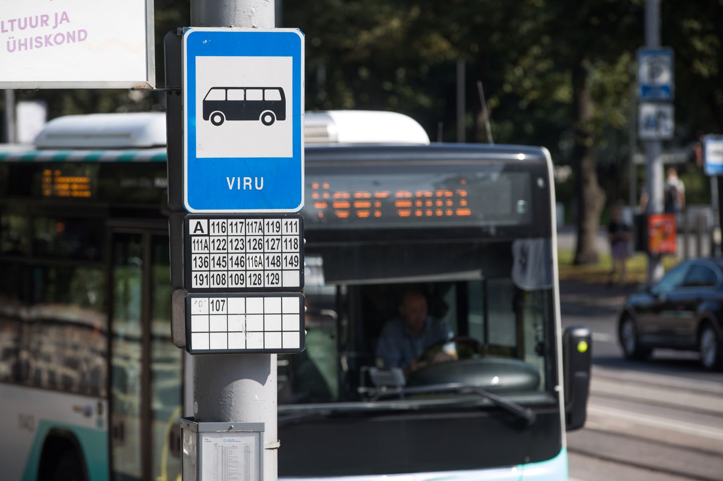 Tallinna Linnatranspordi buss Viru bussipeatuses. Pilt on illustreeriv.