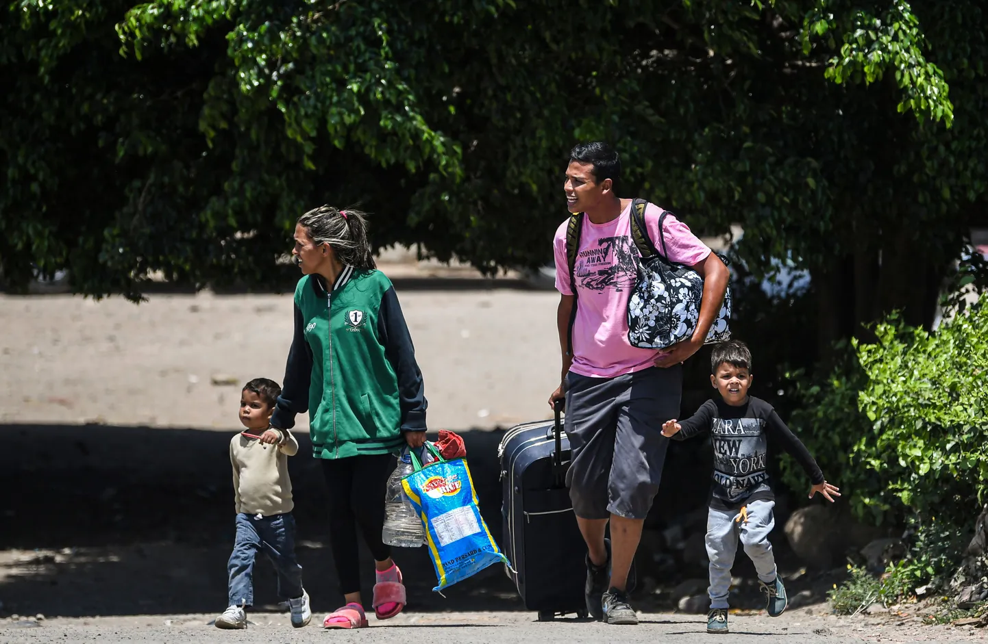 Venezuela perekond lahkub Colombiasse Simón Bolívari piirisilla lähistel 20. mail.
