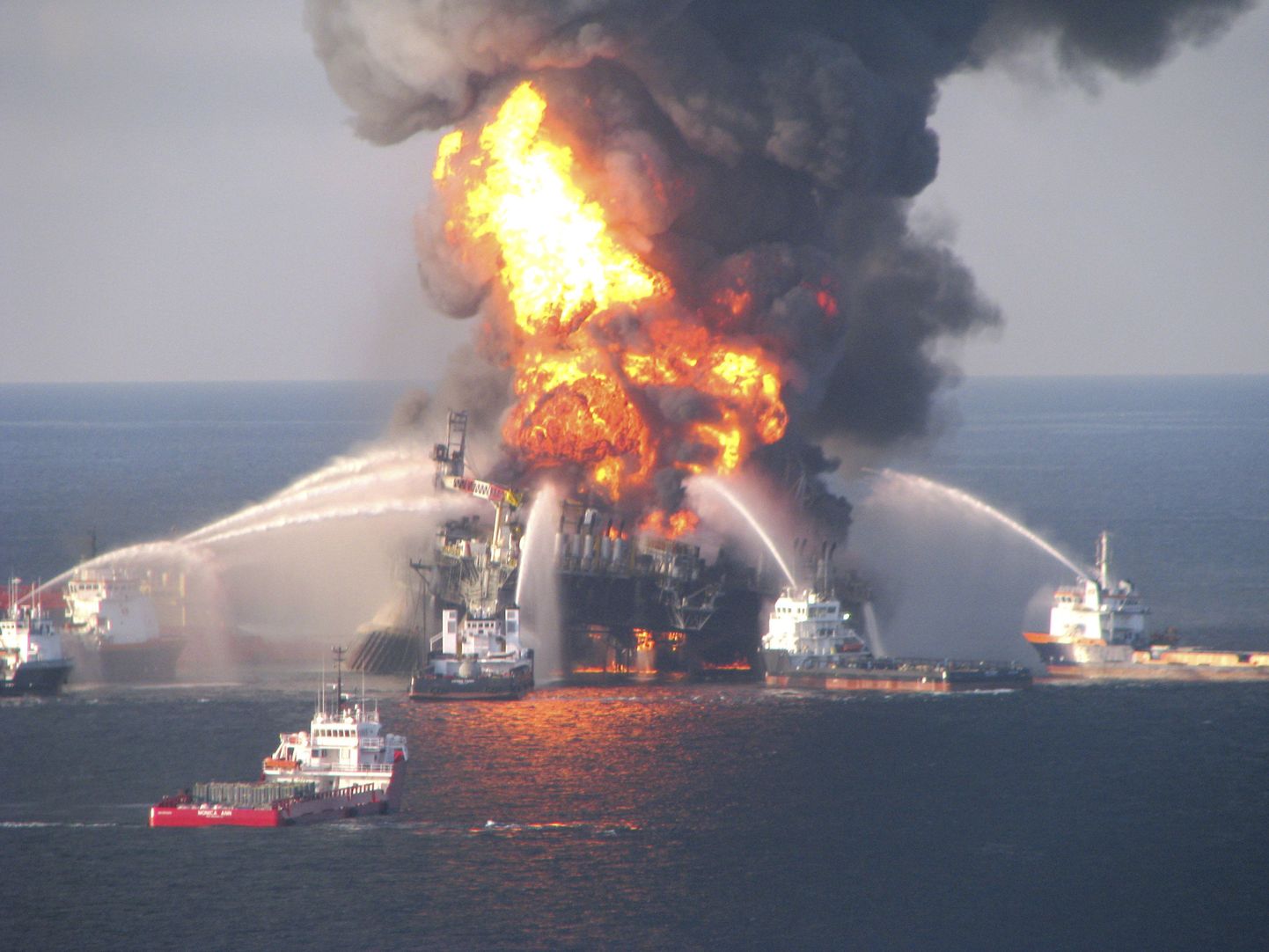 BP naftaplatvormi põlengu kustutamine.