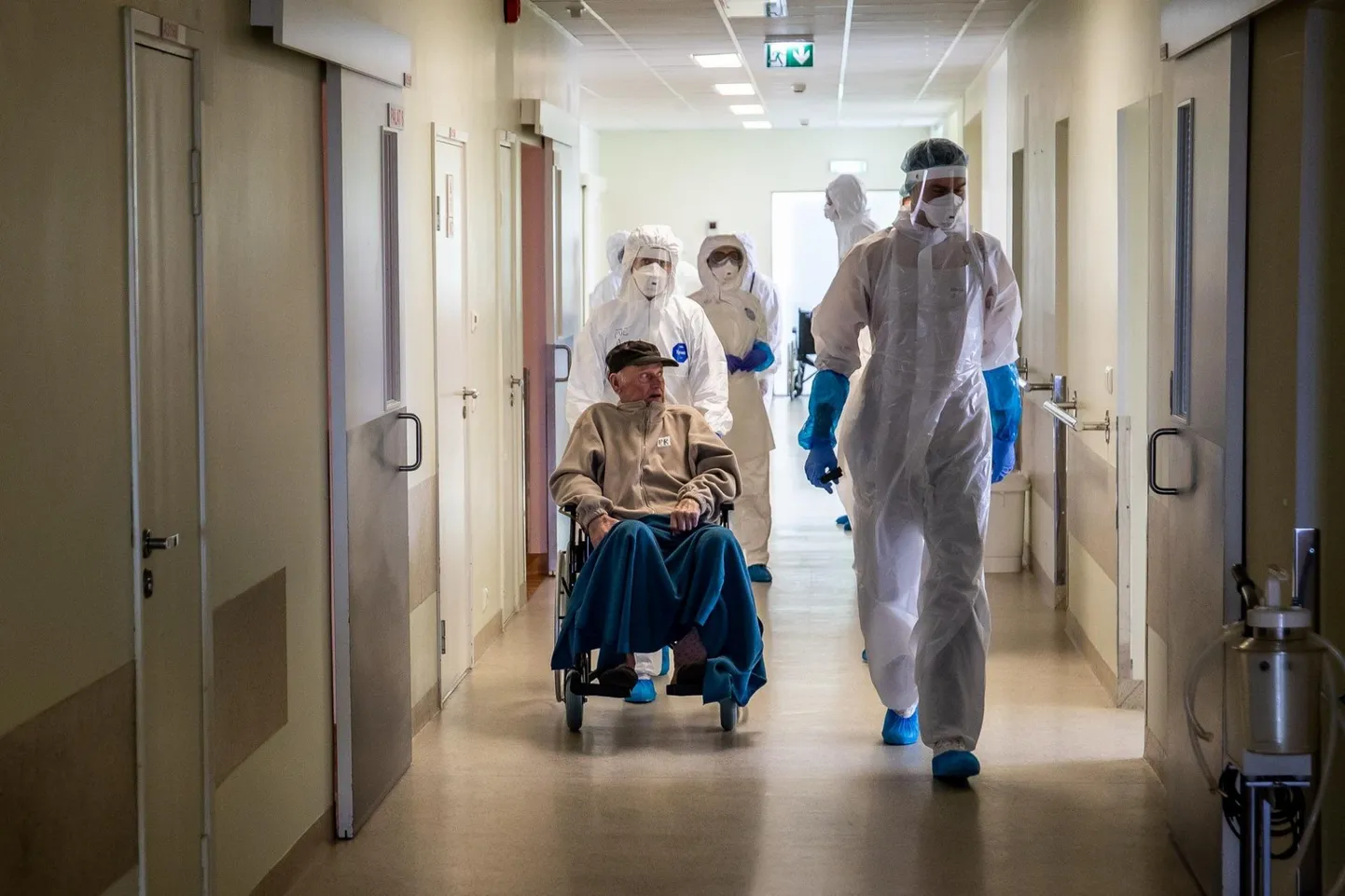 Koroonapatsiente ravival ja hooldaval haiglapersonalil tuleb oma tervise kaitseks kanda erivormi.