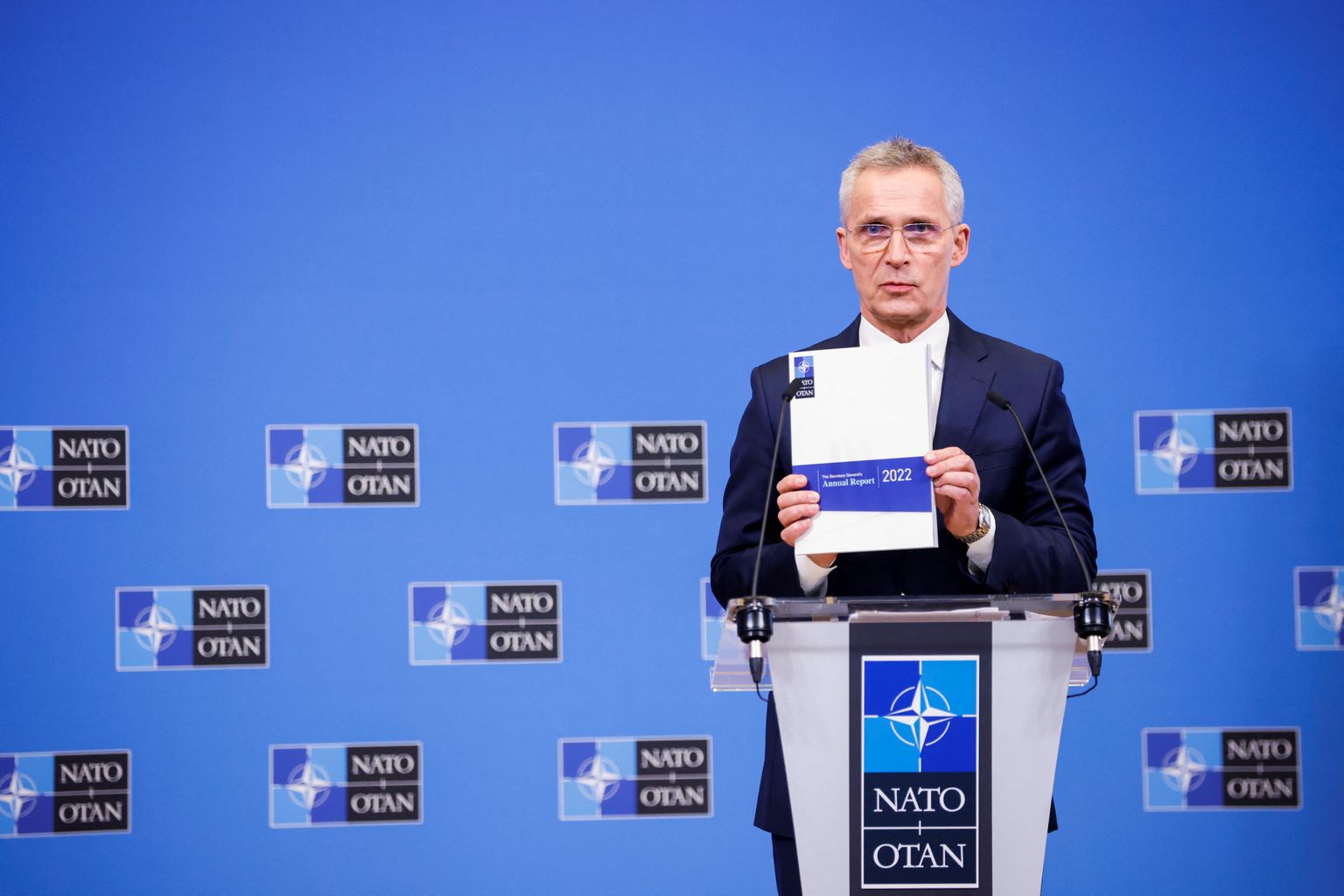 NATO peasekretär Jens Stoltenberg tutvustamas pressikonverentsil alliansi eelmise aasta raportit.