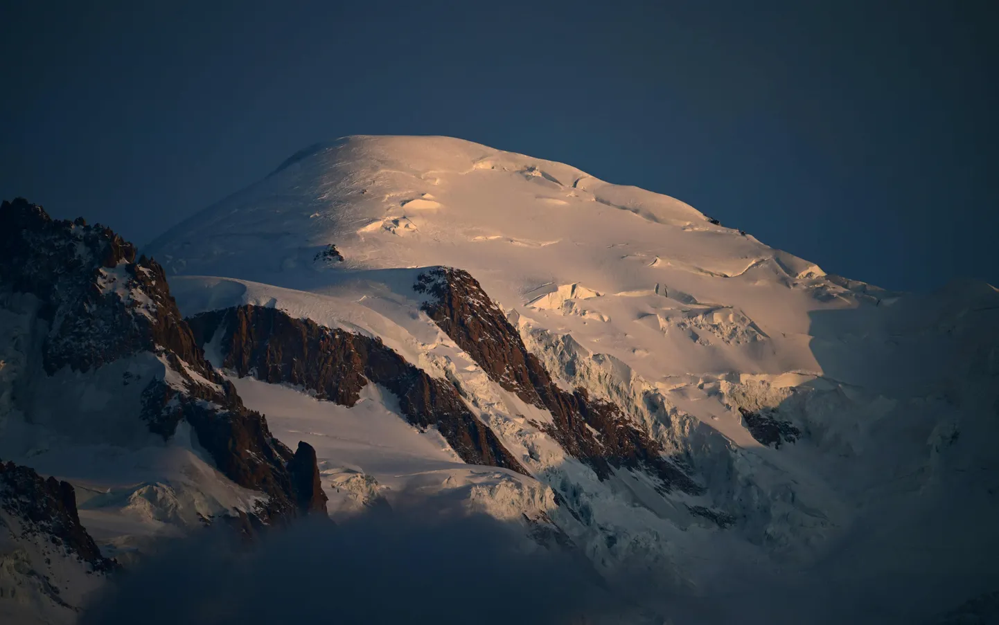 Mont Blanc päikeseloojangul.