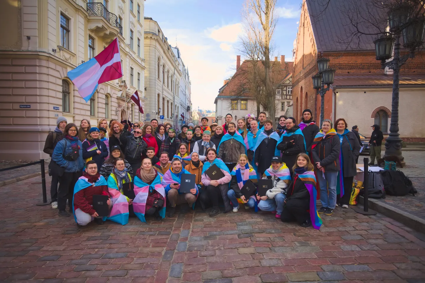 Protests pie Saeimas par transpersonu tiesībām.