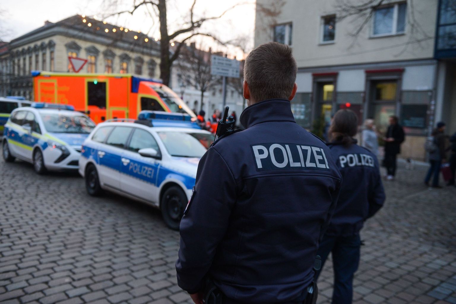 Politsei Potsdami jõuluturgu evakueerimas.