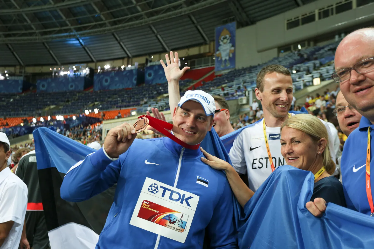 Герд Кантер позирует фотографам с медалью ЧМ по легкой атлетике.