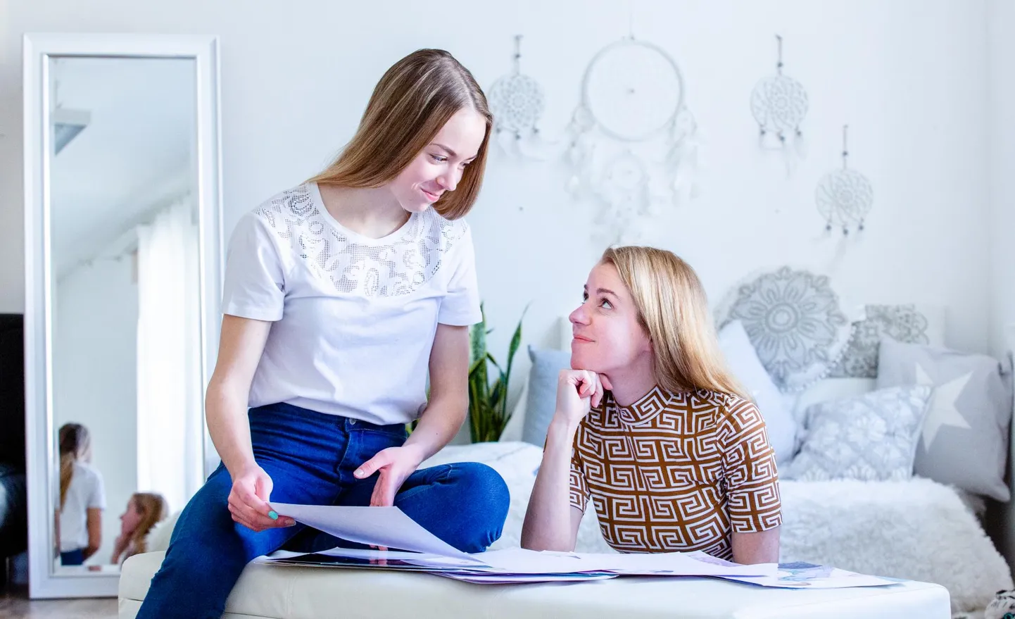Fotograaf Marjaana Vaher ja tütar Elis Vaher võitsid mullu Eesti Rahva Muuseumi osaluskonkursi, saades võimaluse avada galeriis oma näitus. Duo avas märtsis koolivormidest jutustava väljapaneku “Vormitud lugu 12”.