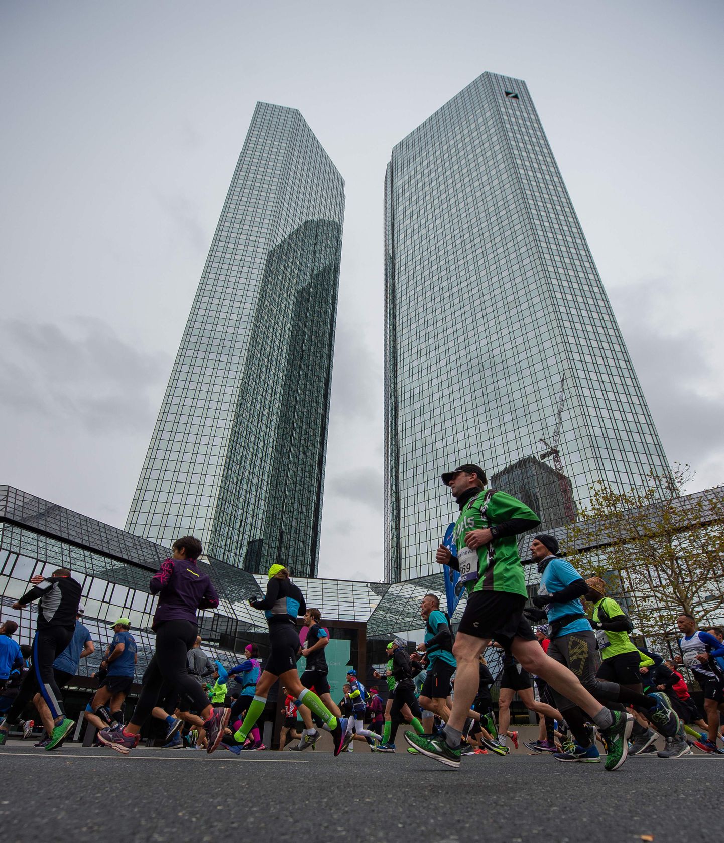 Frakfurdi maratoni osavõtjad Deutsche Banki peakorteri eest läbi jooksmas.