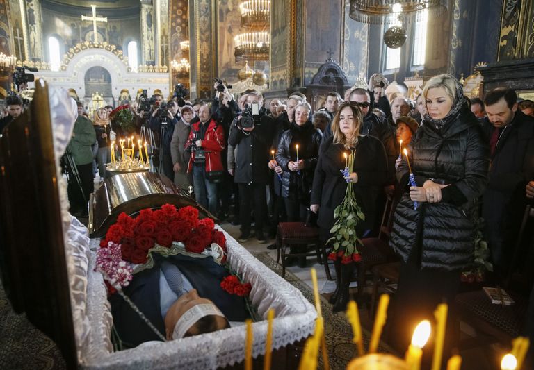 ATTENTION EDITORS - VISUAL COVERAGE OF SCENES OF INJURY OR DEATH Maria Maksakova (2nd R), widow of Russian former lawmaker Denis Voronenkov who was recently killed by an assailant, attends a burial service at a cathedral in Kiev, Ukraine, March 25, 2017. REUTERS/Valentyn Ogirenko