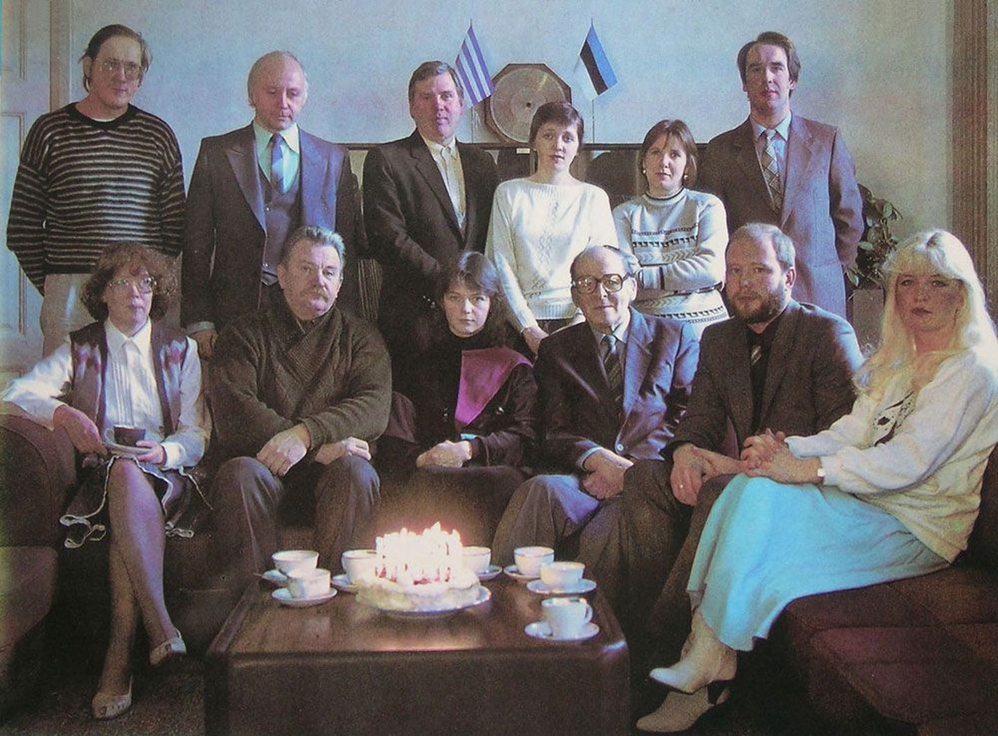 1989. aastal tähistati Tallinna heliplaadistuudio 30 aasta juubelit. Esireas vasakult paremale: Merike Pau, Paul Krünberk, Sirje Older, Joann Juštšuk, Madis Salum ja Marika Rausma. Taga vasakult paremale: Priit Kuulberg, Mart Maripuu, Enn Tomson, Kersti Viil, Ülle Väli ja Enno Mäemets.