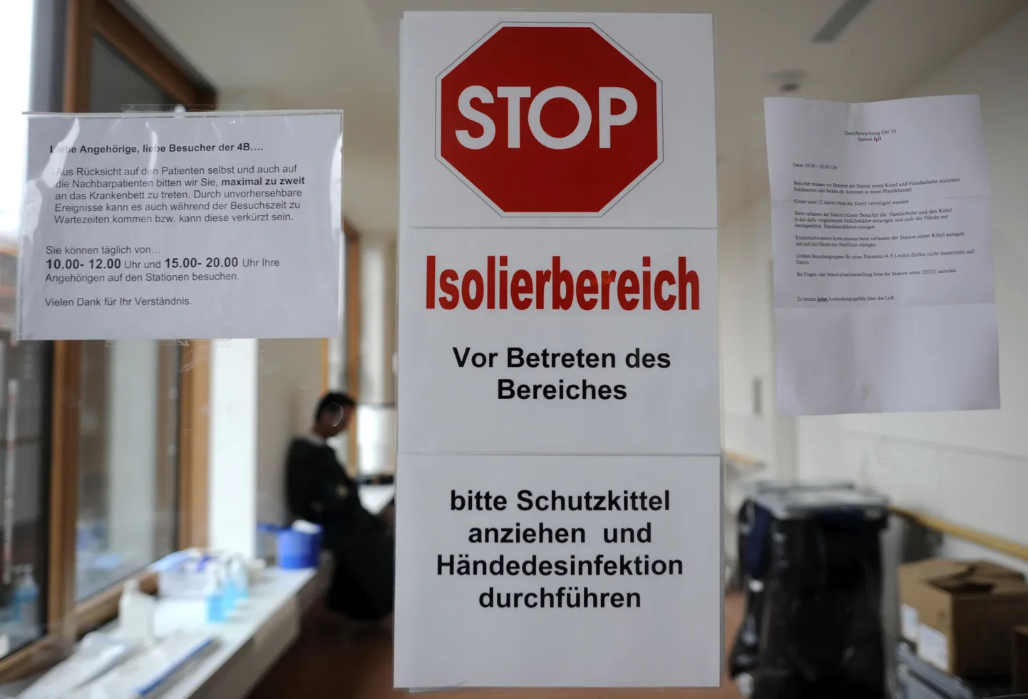 Sisenemise eest hoiatav silt Hamburg-Eppendorfi ülikoolihaiglas isoleeritud palati uksel.