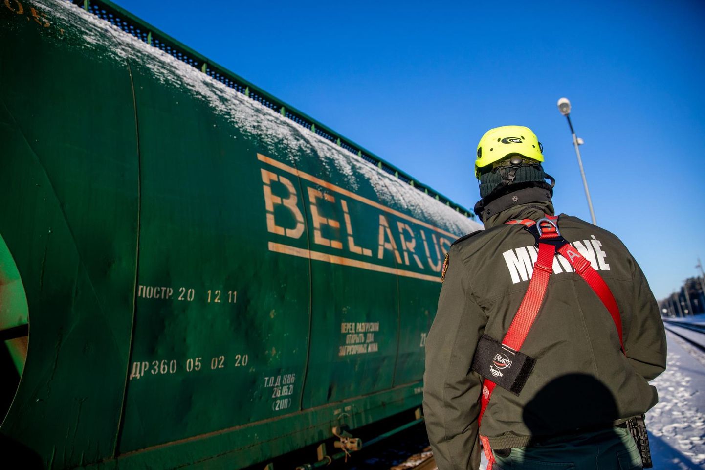 Leedu ametnikud kontrollivad kolmapäeval Stasylose raudteejaamas Valgevenest saabunud Belaruskali väetisevaguneid. Hoolimata kehtima hakanud USA sanktsioonidest veerevad rongid endiselt läbi Leedu. 