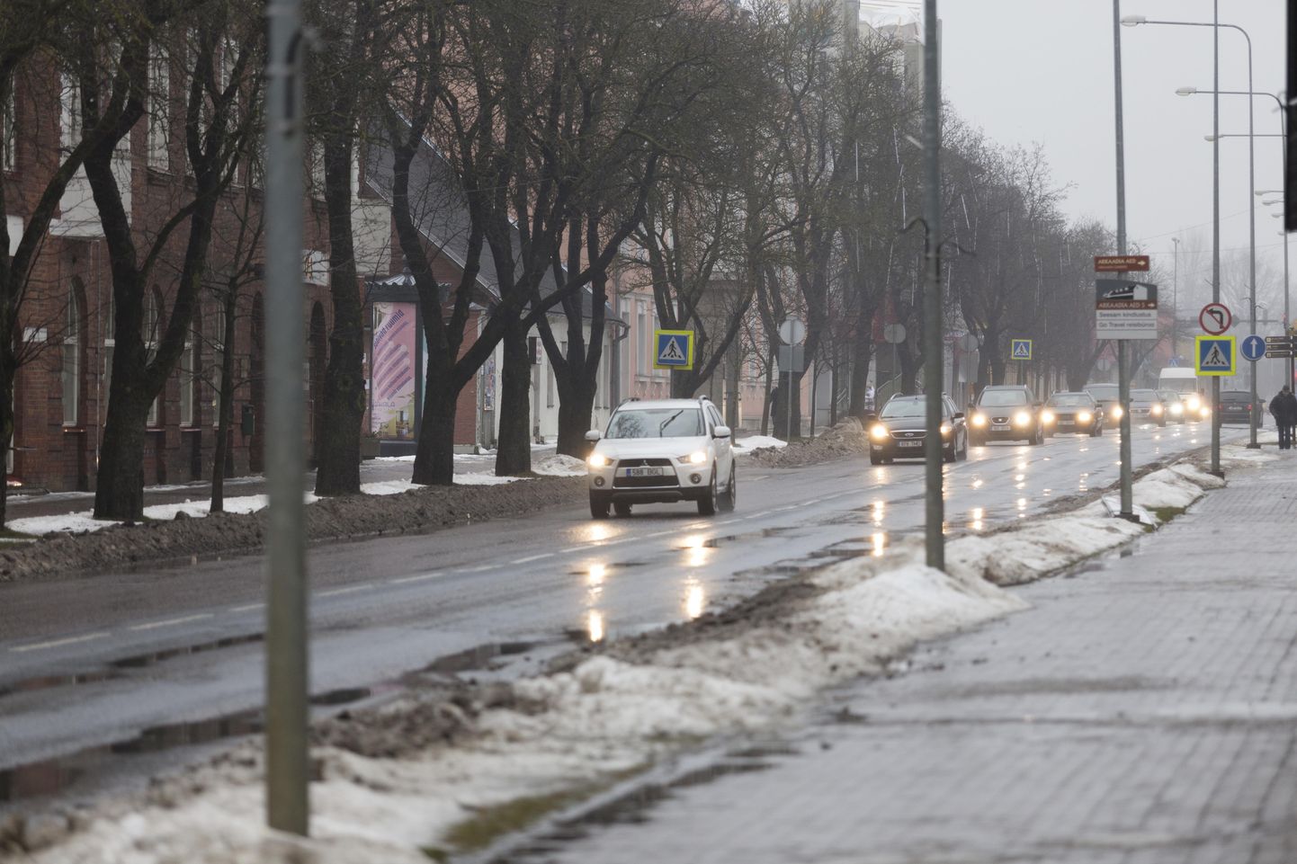 Kui üleeilne talvine sadu nõudis lumekoristust, siis eile olid liiklusolud Viljandis taas vesised.