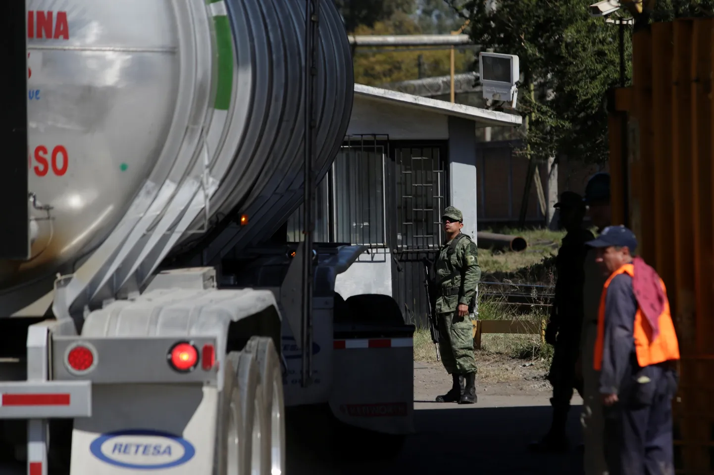 Sõdur Mehhikos Guanajuato osariigis asuva tööstushoone juures veokeid kontrollimas.