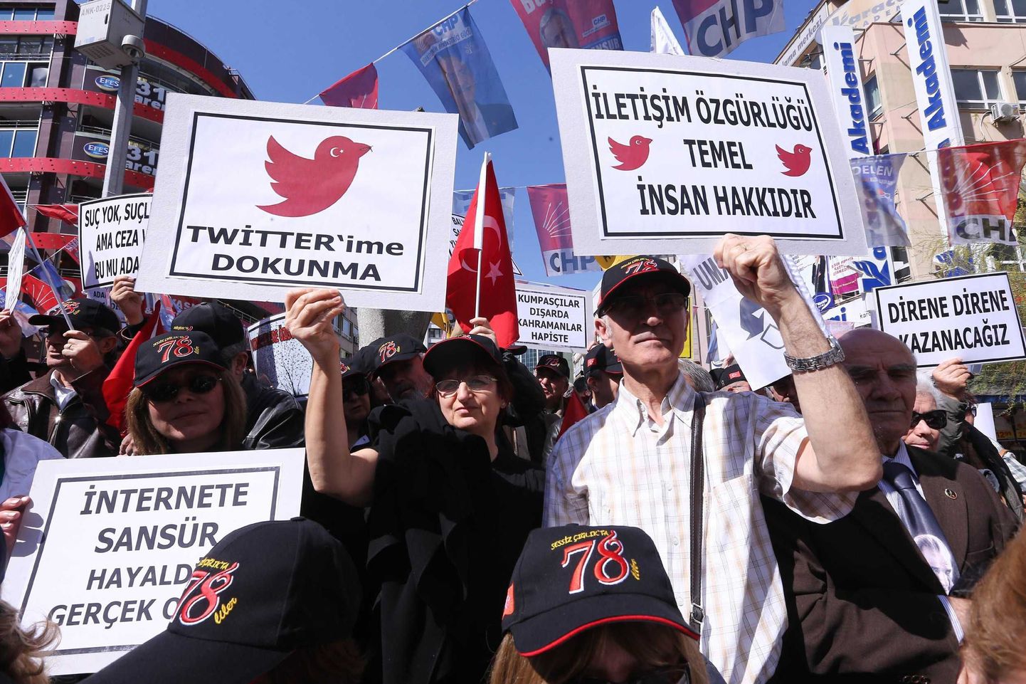 Twitteri sulgemise vastane meeleavaldus Türgis.
