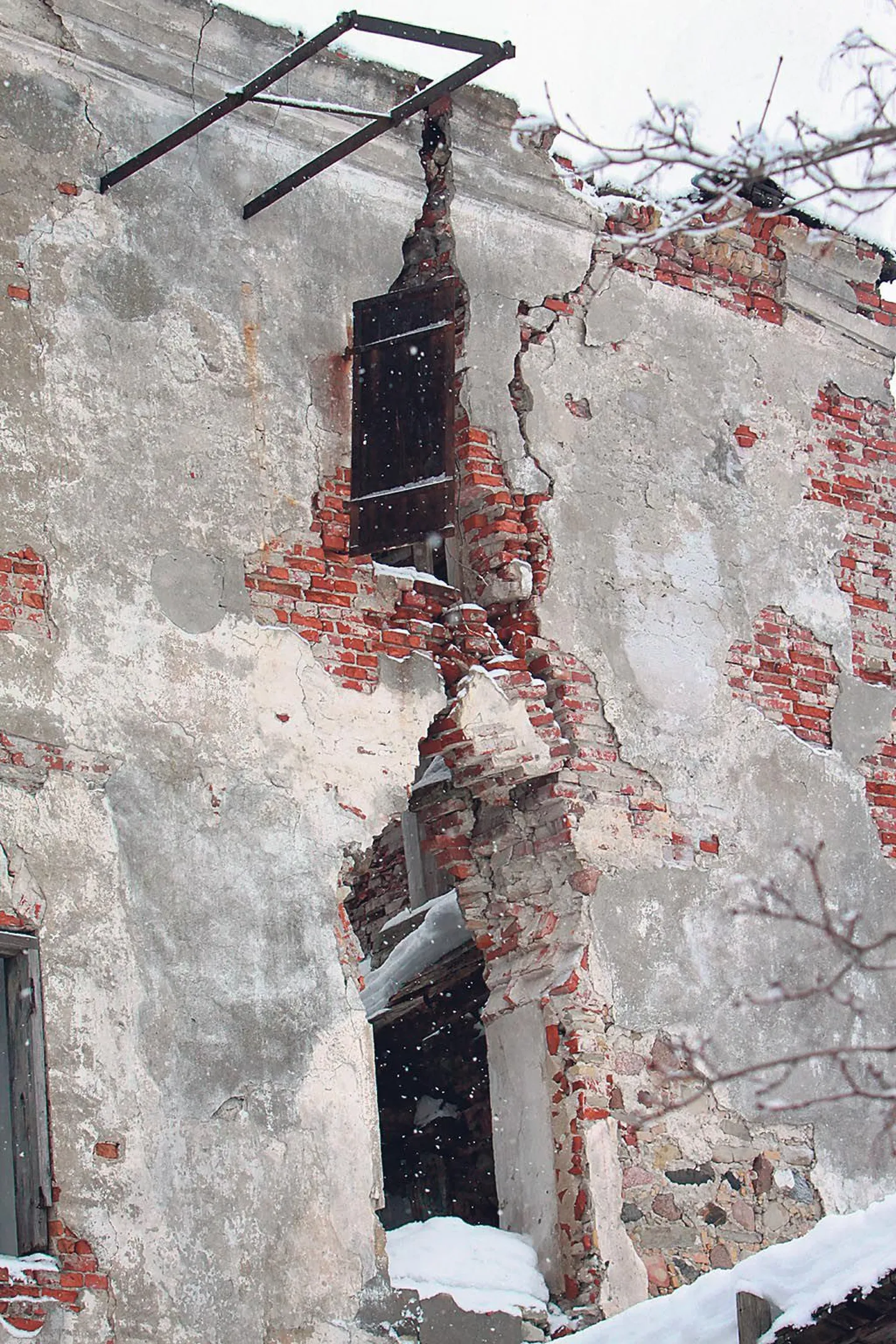 Näikse, nagu tahaks soolaaida omanik Raivo Tõnismaa lammutuse pealt säästa ja ootaks, millal vana maja ise kokku variseb.