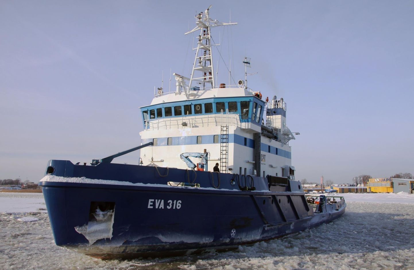 Transpordiameti mitmeotstarbeline laev EVA-316 on talviti täitnud Pärnus jäämurdja kohuseid