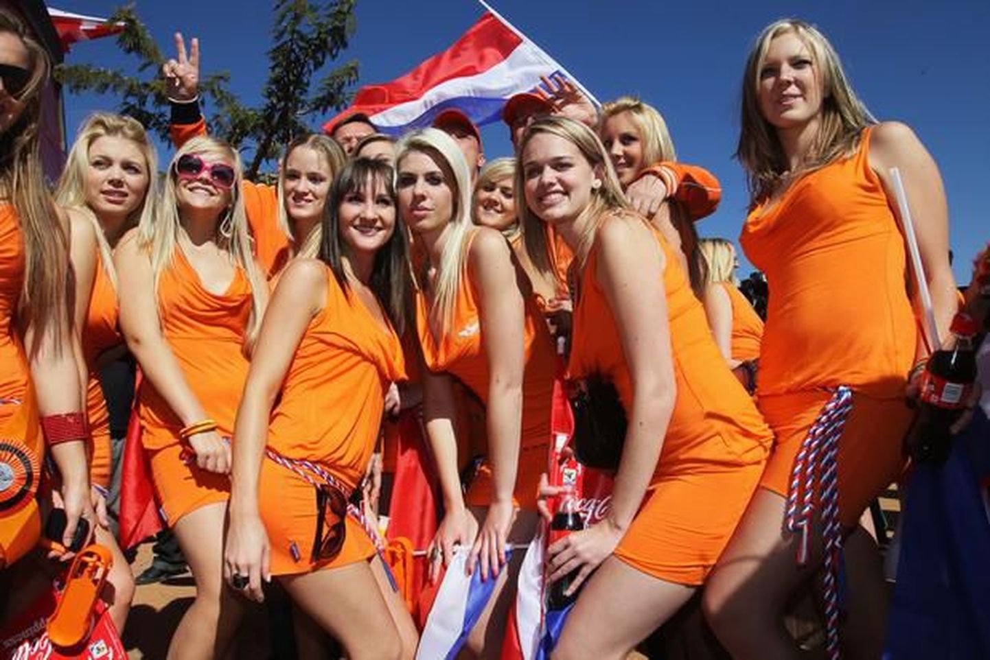 Hollandlannad visati oranži minikleidi kandmise pärast staadionilt välja.