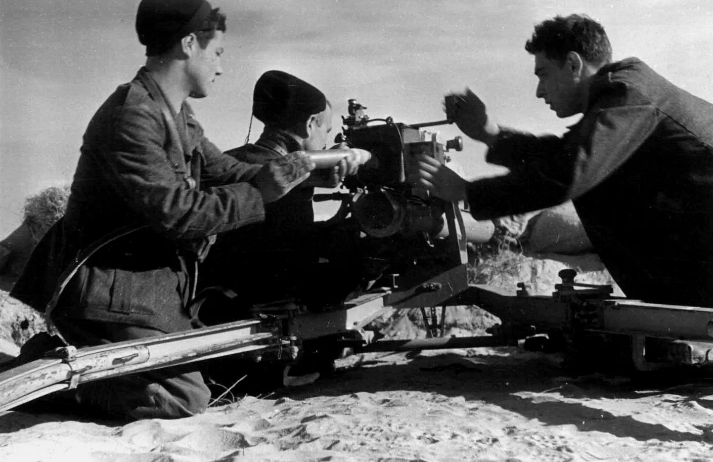 Itaalia tankitõrjeüksuse sõdurid 1942. aasta sügisel positsioonil El Alameini lahingus Egiptuses.