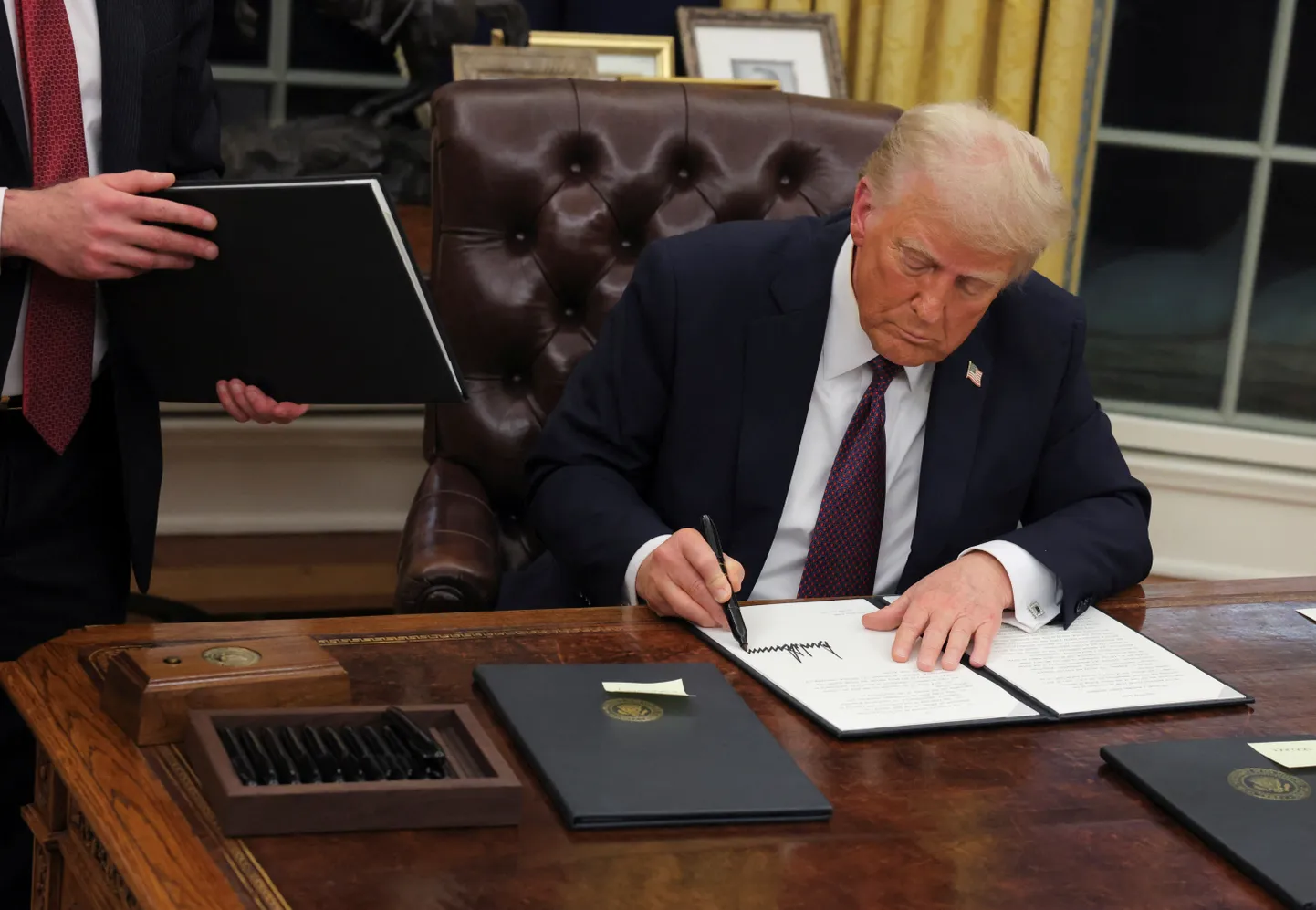 USA 47. president Donald Trump allkirjastas 20. jaanuaril 2025 dokumendi, millega andis armu 6. jaanuaril 2021 Kapitooliumit rünnanutele