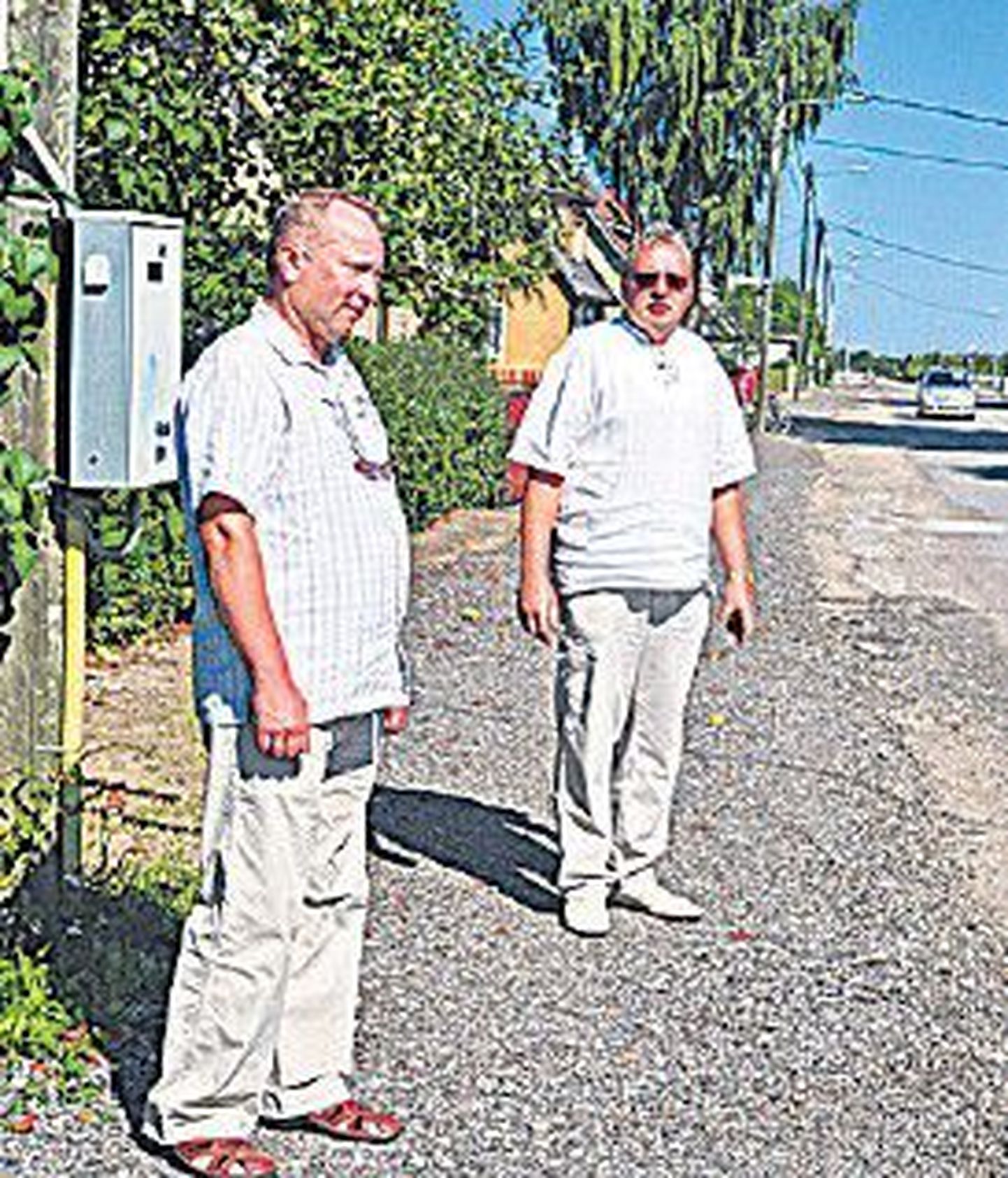 Eile käisid linnaametnikud Urmas Mets (vasakul) ja Rein Haak Nurme tänava teepeenraid vaatamas.
