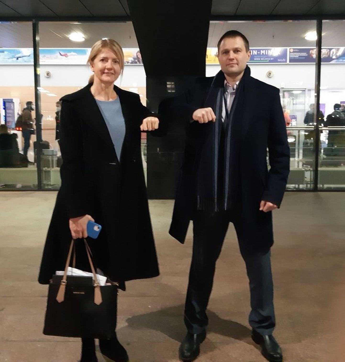 Välisministrikandidaat Eva-Maria Liimets ja Keskerakonna avalike suhete juht Andres Kalvik täna lennujaamas.