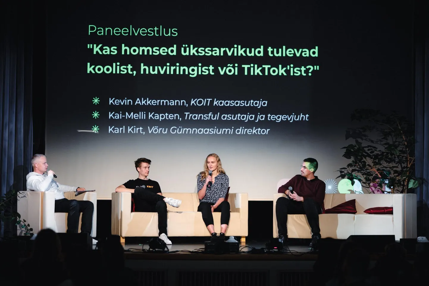 Avakonverentsil Viljandis sai sõna ka Võru gümnaasiumi direktor Karl Kirt (paremalt esimene).