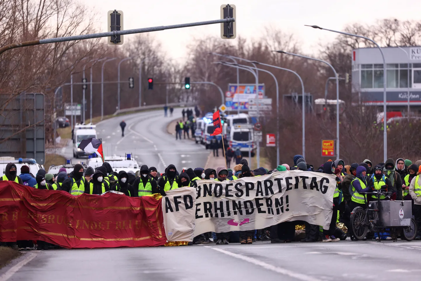AfD vastased demonstrandid tõkestamas teed Riesa linnas, kus pidi toimuma parteikongress. 11. jaanuar 2025.