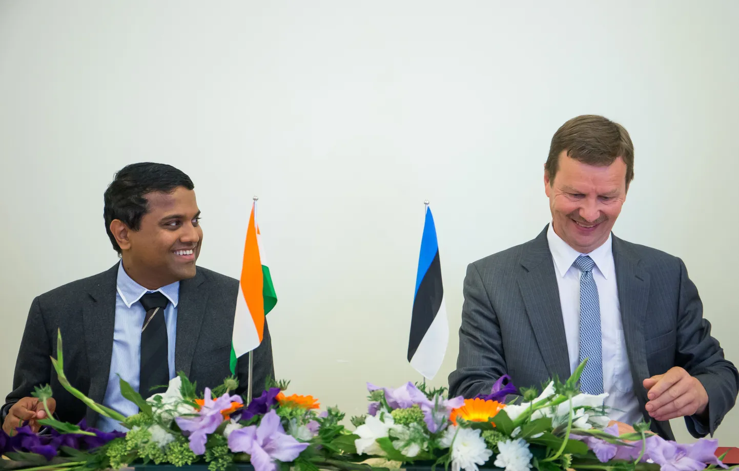 India suurima meditsiinitehnoloogia ettevõtte Trivitron Healthcare'i asutaja Gomathy SK Velu ja Tartu Ülikooli rektor Volli Kalm allkirjastasid täna koostöölepingu.