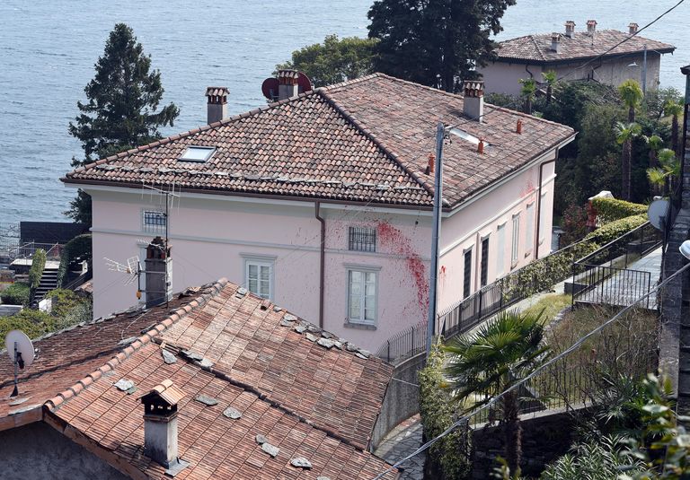 Vene tuntud saatejuhi Vladimir Solovjovi suvila Itaalias Como järve ääres Pianello del Larios. Tal on seal kaks suvilat, kus mõlemas vandaalitseti