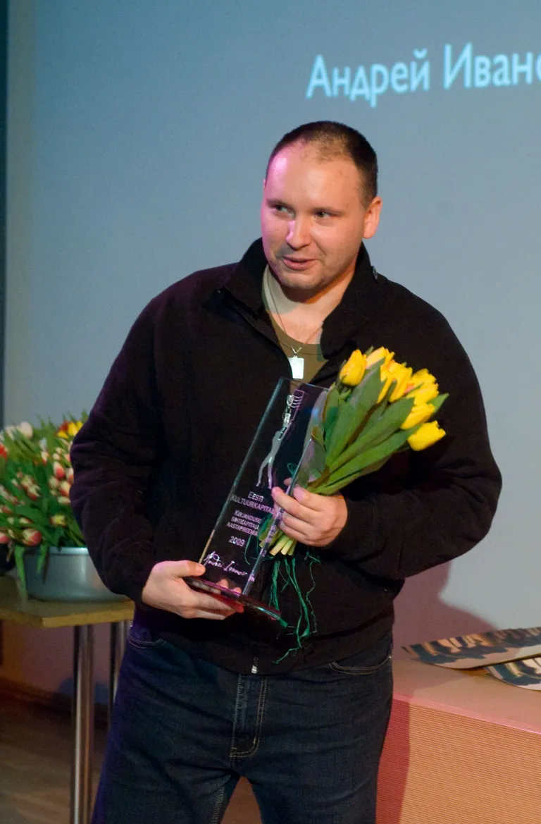 Eesti Kultuurkapitali kirjanduse sihtkapitali aastaauhindade laureaadid 2009. aasta loomingu eest. Venekeelse autori kirjandusauhinna sai Andrei Ivanov raamatu «Puteshestvie Hanumana na Lolland» eest. Foto Mihkel Maripuu