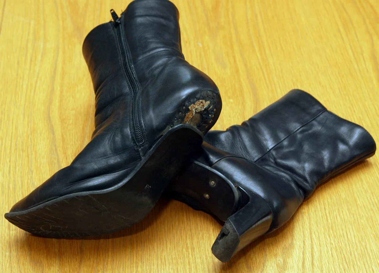 Популярная претензия потребителей к торговцам: ботинки, не пережившие первой же эстонской лужи. Экспертиза обойдется дороже обуви, потраченное на беготню время – бесценно. Куда приятнее свалить эти хлопоты на специально обученных людей.