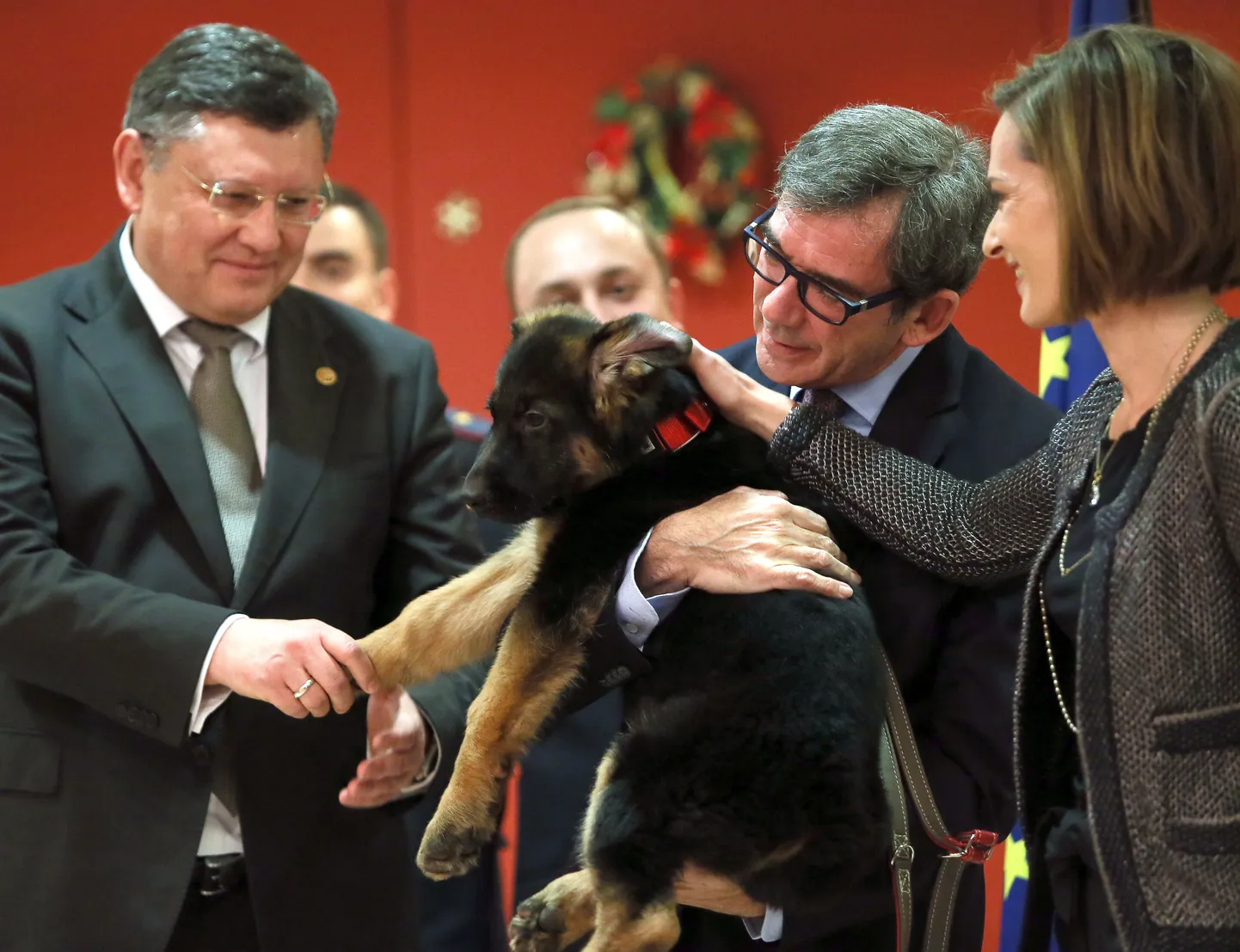 Venemaa siseminister Igor Zubov ja Prantsuse suursaadik Venemaal Jean-Maurice Ripert hoidmas kingitavat kutsikat