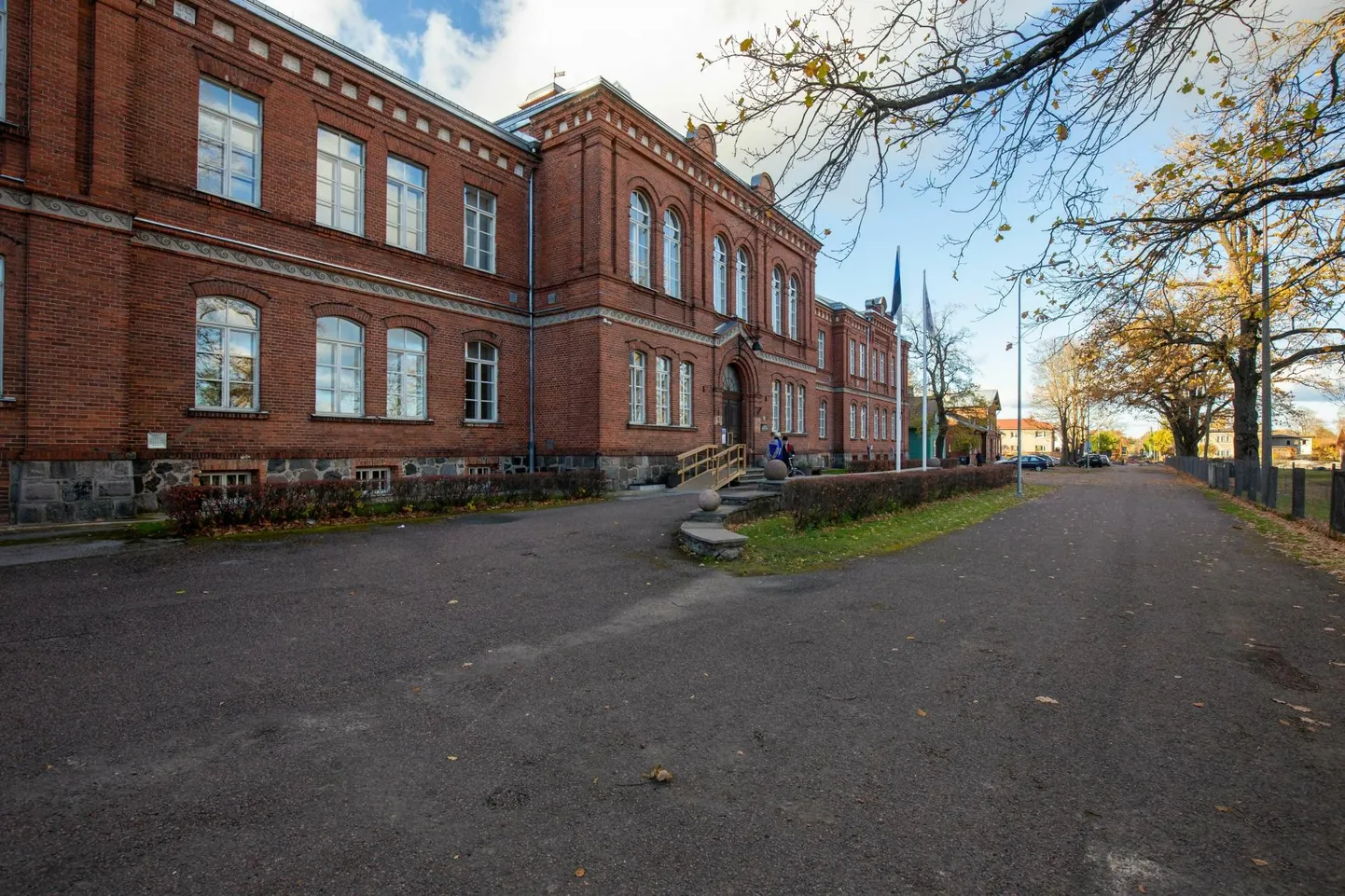 PRÄÄNIK

Viljandi Kesklinna kooli vilistlaskogu on otsustanud tänada linna koolide pedagooge õpetajate päeva eel kontserdiga, millel astub üles Tõnis Mägi.