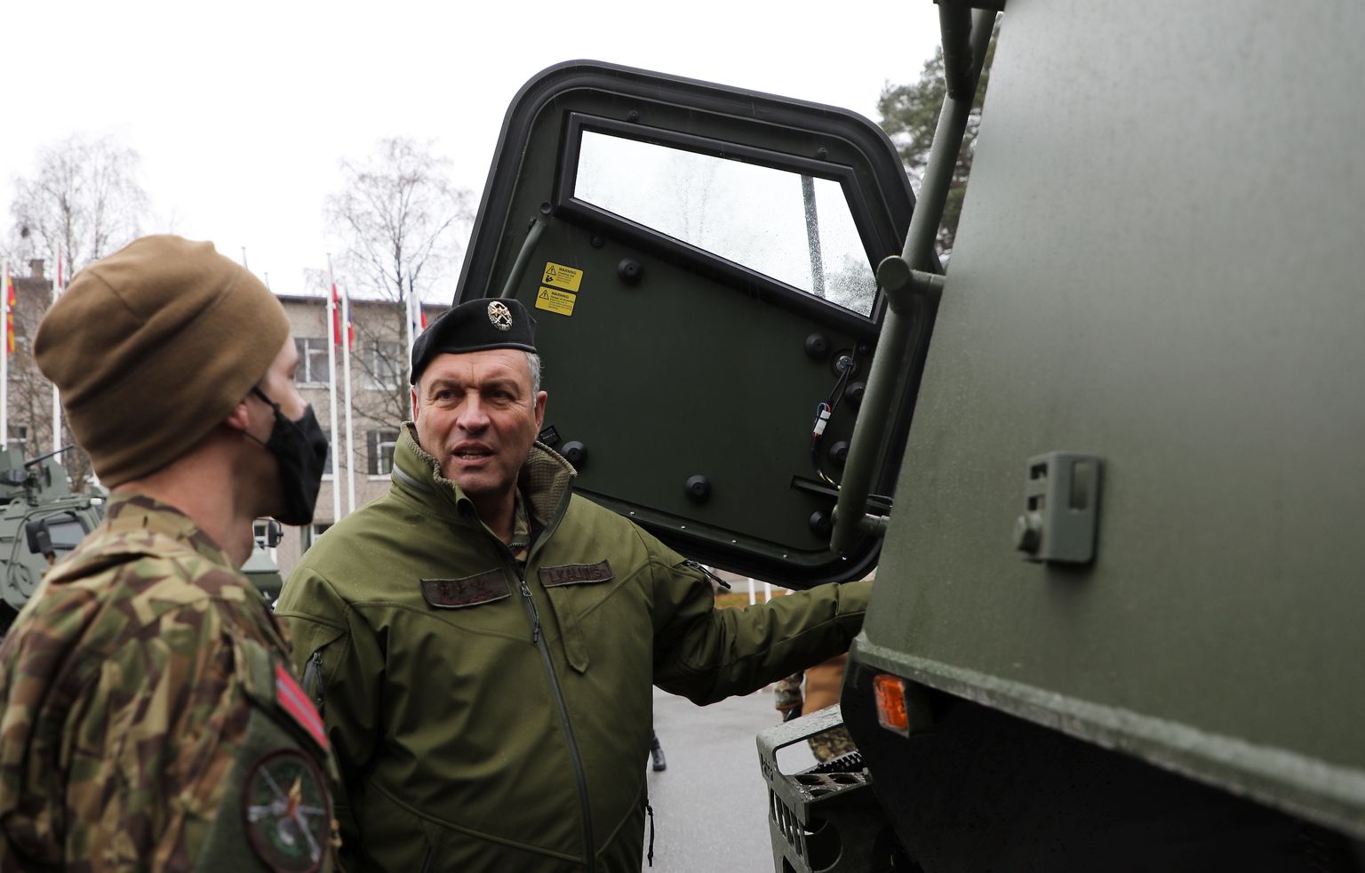 Nacionālo bruņoto spēku komandieris ģenerālleitnants Leonīds Kalniņš piedalās pirmo četru jauno "Patria" 6x6 bruņumašīnu pieņemšanā Ādažu bāzē.