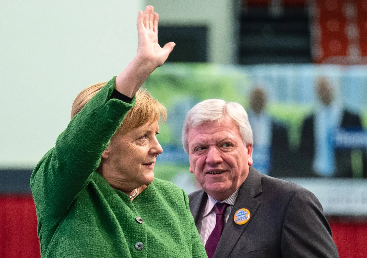 Saksamaa liidukantsler Angela Merkel saabumas nejapäeval Fuldas toimunud valimisüritusele koos  Hesseni liidumaa peaministri ja Merkeli juhitava CDU aseesimehe Volker Bouffier'ga.