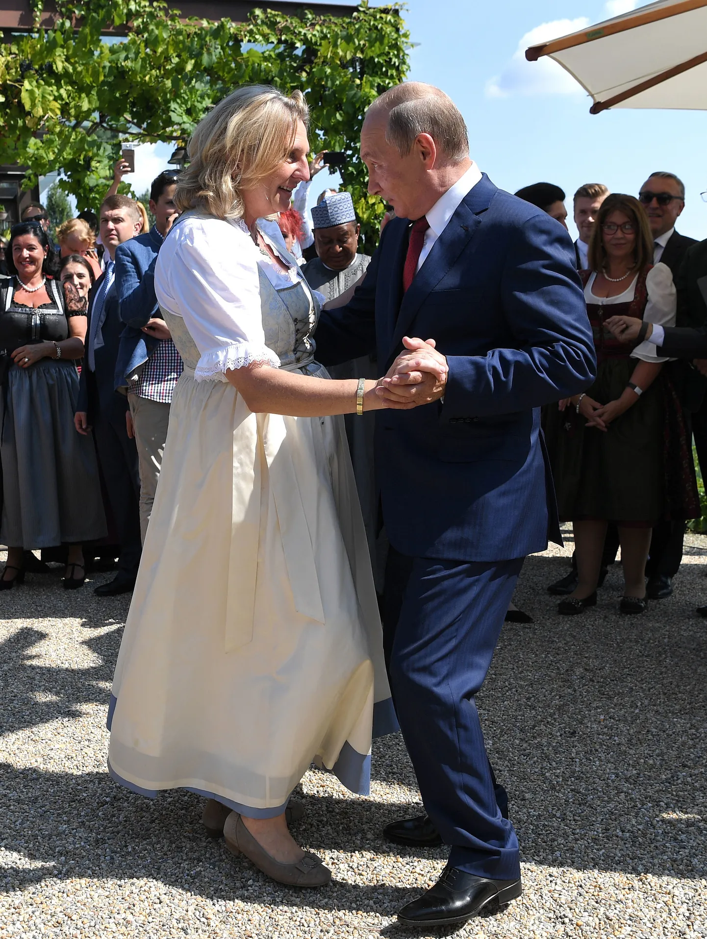 Austria välisminister Karin Kneissl abiellus 18. augustil 2018. aastal ärimehe Wolfgang Meilingeriga. Ta kutsus pulma ka Venemaa presidendi Vladimir Putini, kellega ta valssi tantsis