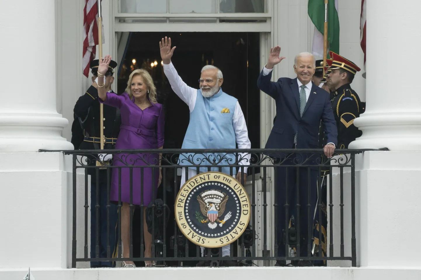 India peaminister Narendra Modi Valge Maja rõdul USA presidendipaari Joe ja Jill Bideniga.